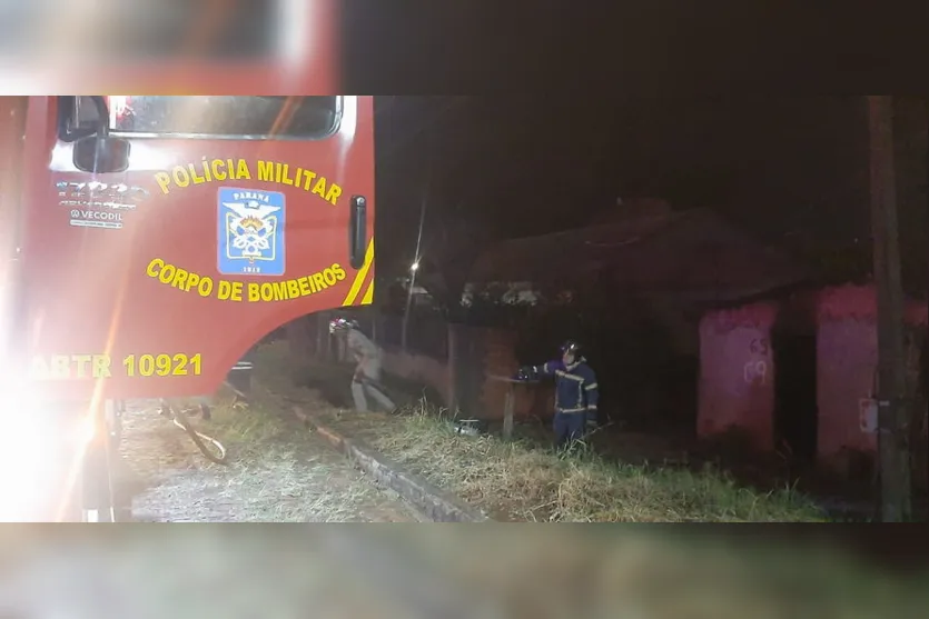 Bombeiros combatem incêndio em casa no Jardim América