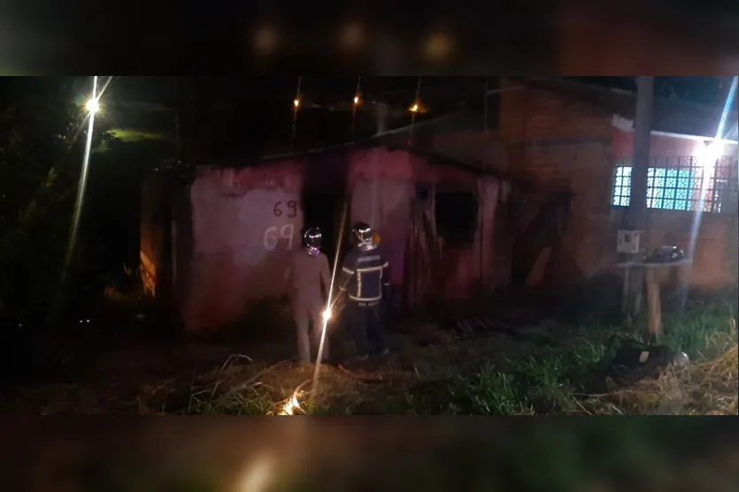 Bombeiros combatem incêndio em casa no Jardim América
