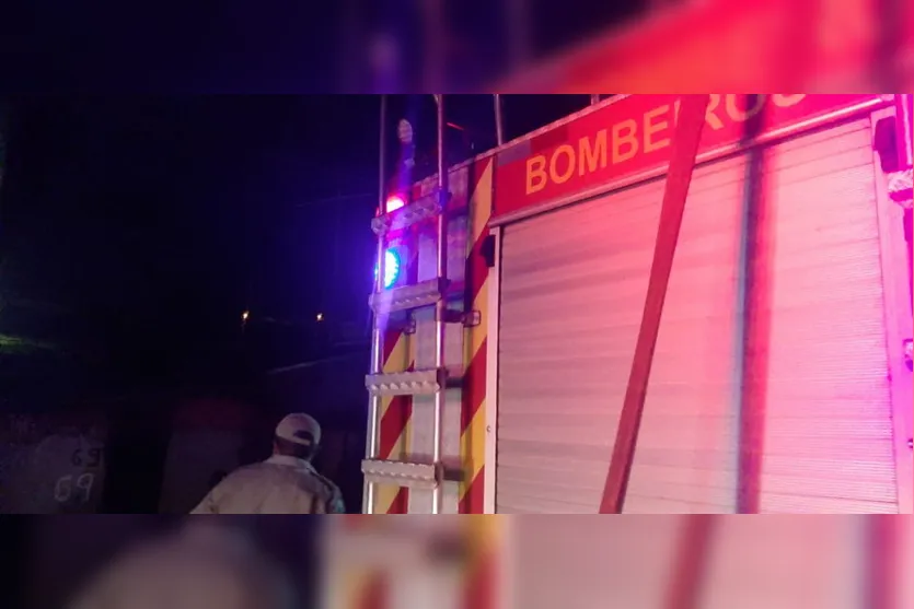 Bombeiros combatem incêndio em casa no Jardim América