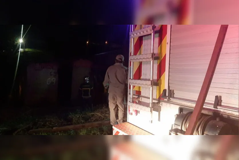 Bombeiros combatem incêndio em casa no Jardim América