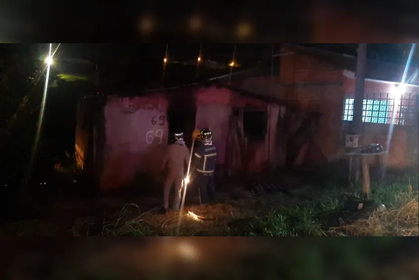 Bombeiros combatem incêndio em casa no Jardim América