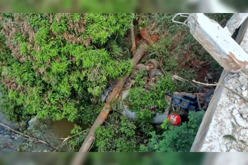 Caminhão cai de cima de ponte e motorista morre no Paraná