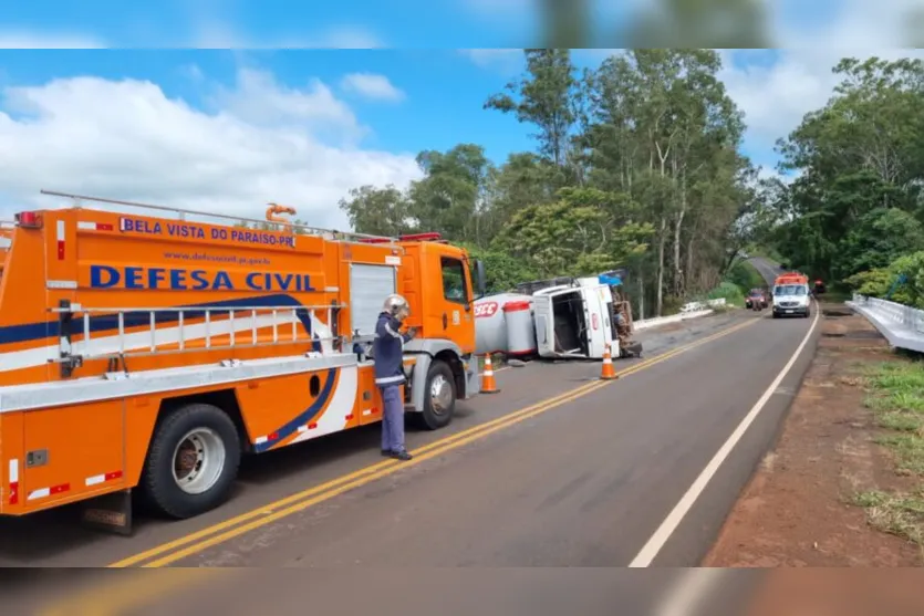 Caminhão cai de cima de ponte e motorista morre no Paraná