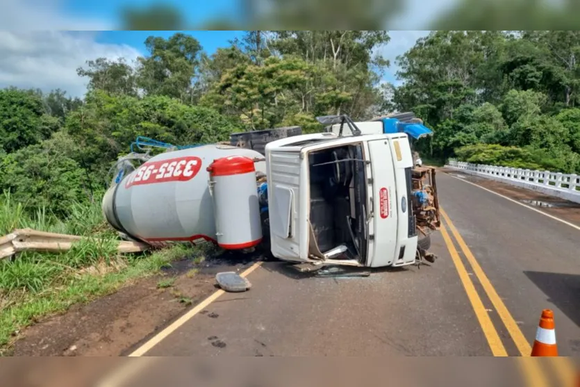 Caminhão cai de cima de ponte e motorista morre no Paraná