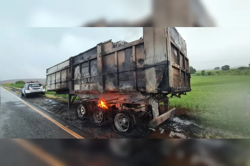 Caminhão com cigarros contrabandeados pega fogo na região