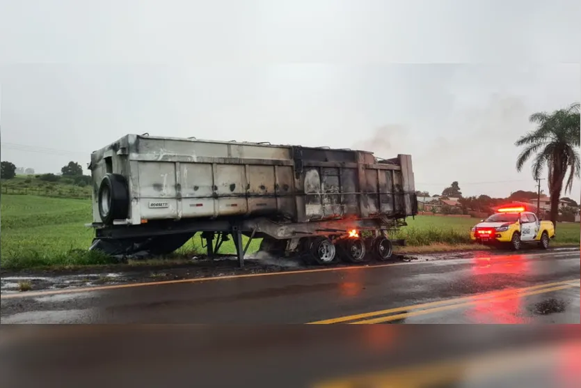 Caminhão com cigarros contrabandeados pega fogo na região