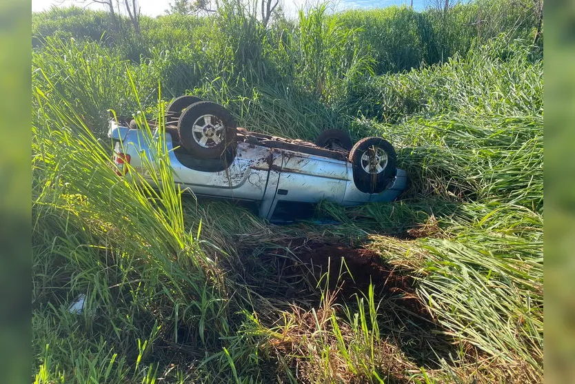 Caminhonete capota em rodovia tomada por lama em Apucarana