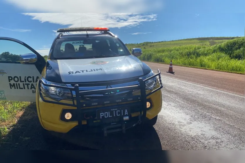 Caminhonete capota em rodovia tomada por lama em Apucarana