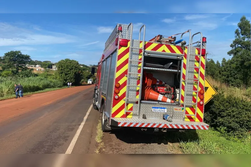 Caminhonete capota em rodovia tomada por lama em Apucarana