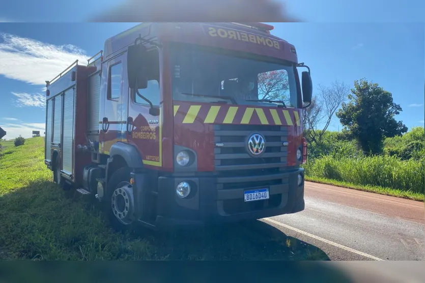 Caminhonete capota em rodovia tomada por lama em Apucarana