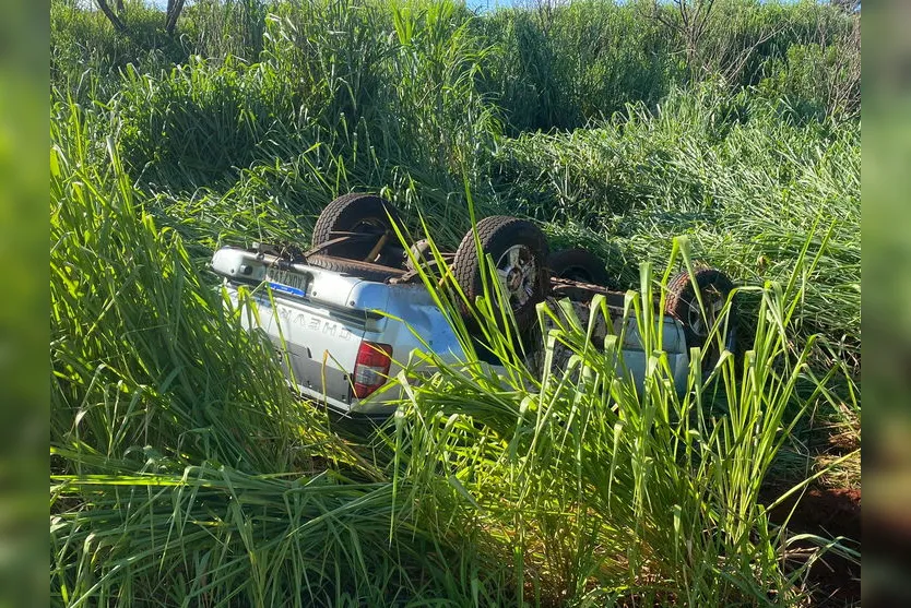 Caminhonete capota em rodovia tomada por lama em Apucarana
