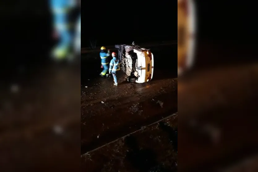 Carro com bebê dentro capota da BR-376, em Apucarana