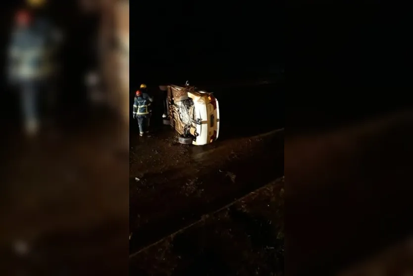 Carro com bebê dentro capota da BR-376, em Apucarana