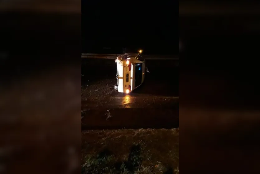 Carro com bebê dentro capota da BR-376, em Apucarana