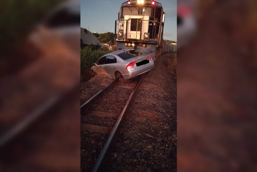 Carro é arrastado após colidir com trem em Apucarana