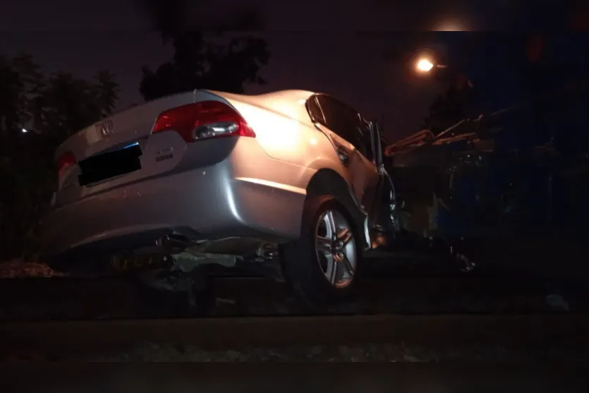 Carro é arrastado após colidir com trem em Apucarana