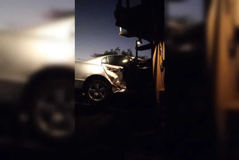 Carro é arrastado após colidir com trem em Apucarana