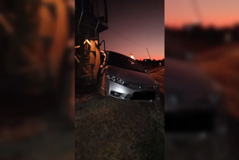 Carro é arrastado após colidir com trem em Apucarana