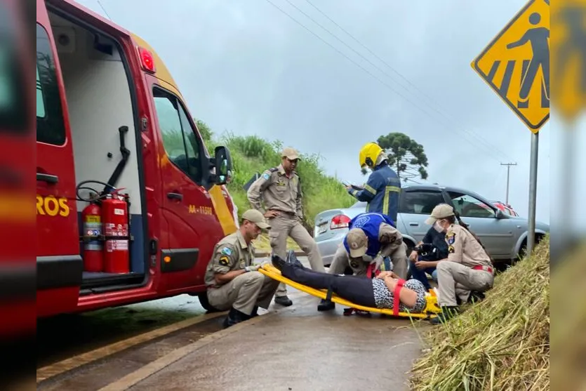 Casal tomba carro na Vila Reis e é resgatado pelos bombeiros
