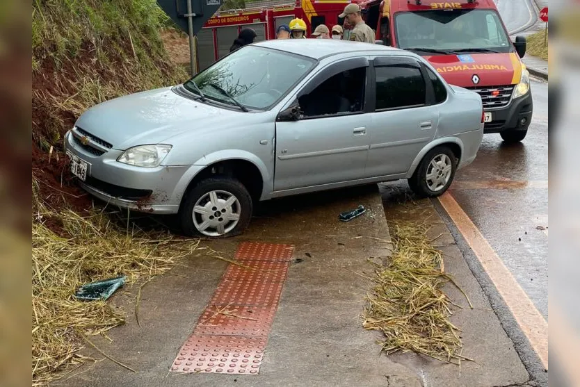 Casal tomba carro na Vila Reis e é resgatado pelos bombeiros