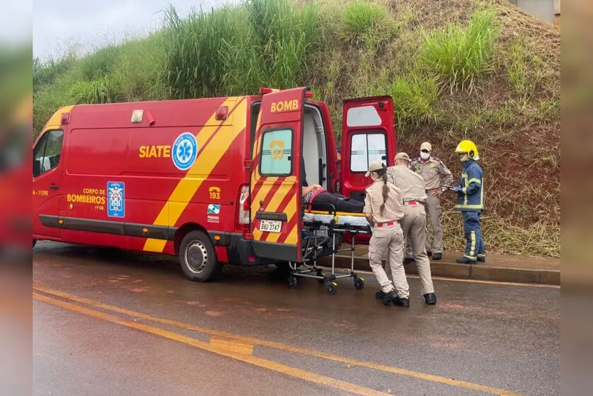 Casal tomba carro na Vila Reis e é resgatado pelos bombeiros