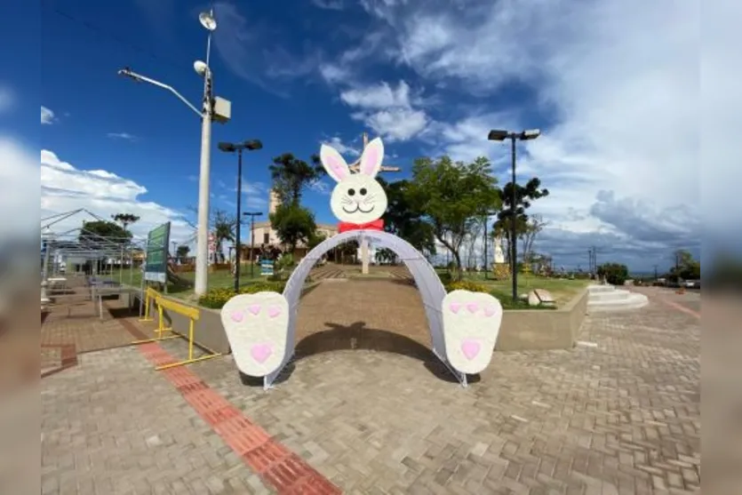 Coelhinho da Páscoa 'invade' praça em São Pedro do Ivaí