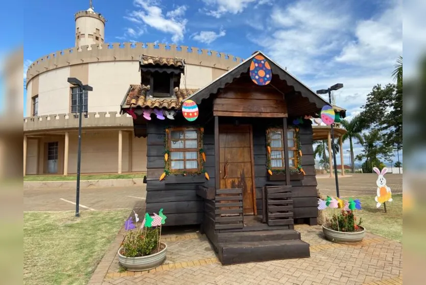 Coelhinho da Páscoa 'invade' praça em São Pedro do Ivaí