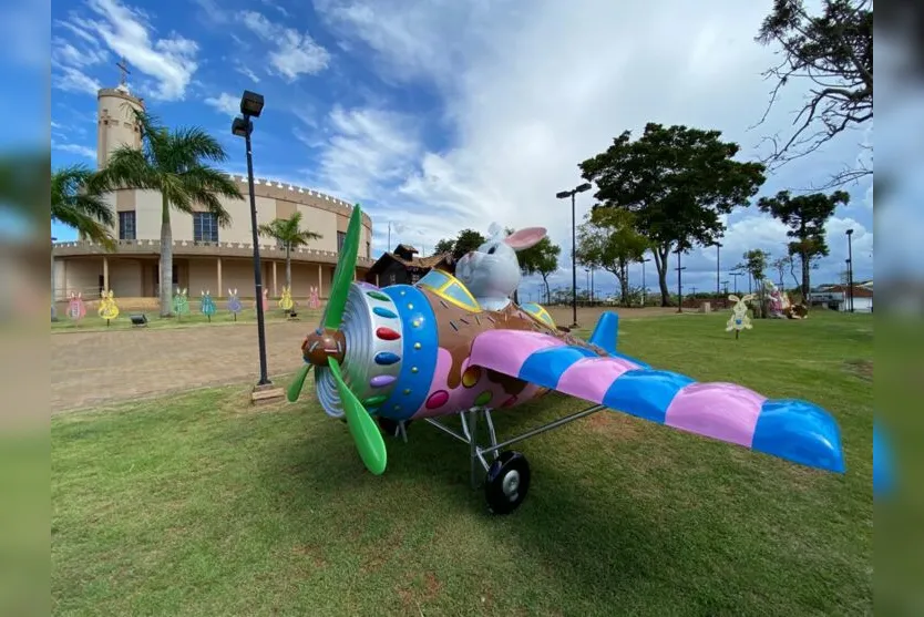 Coelhinho da Páscoa 'invade' praça em São Pedro do Ivaí