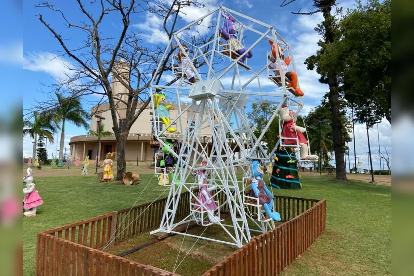 Coelhinho da Páscoa 'invade' praça em São Pedro do Ivaí