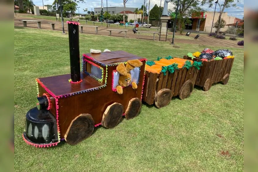 Coelhinho da Páscoa 'invade' praça em São Pedro do Ivaí