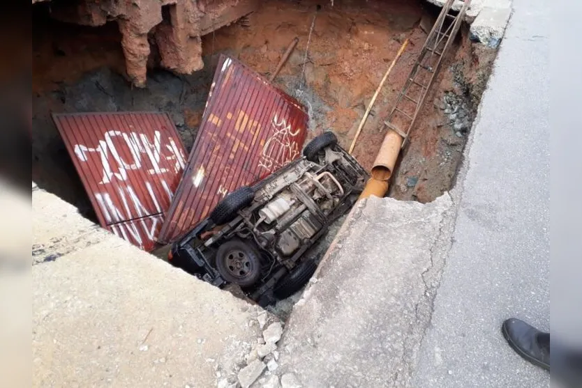 Cratera se abre e 'engole' carro em Avenida de São Paulo; Assista