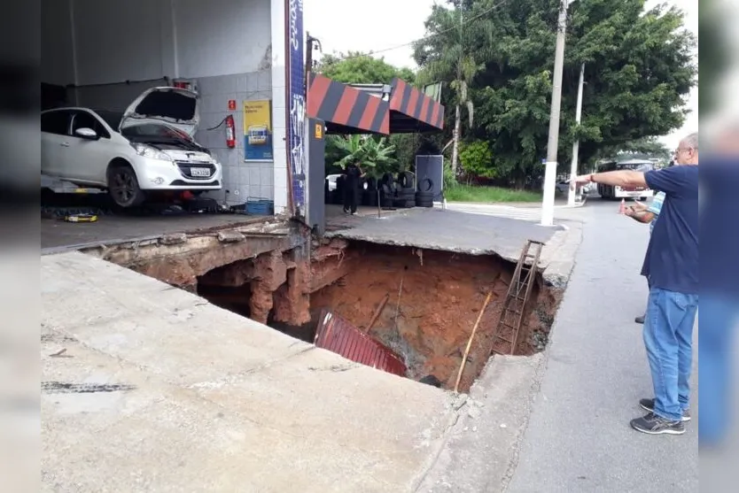 Cratera se abre e 'engole' carro em Avenida de São Paulo; Assista