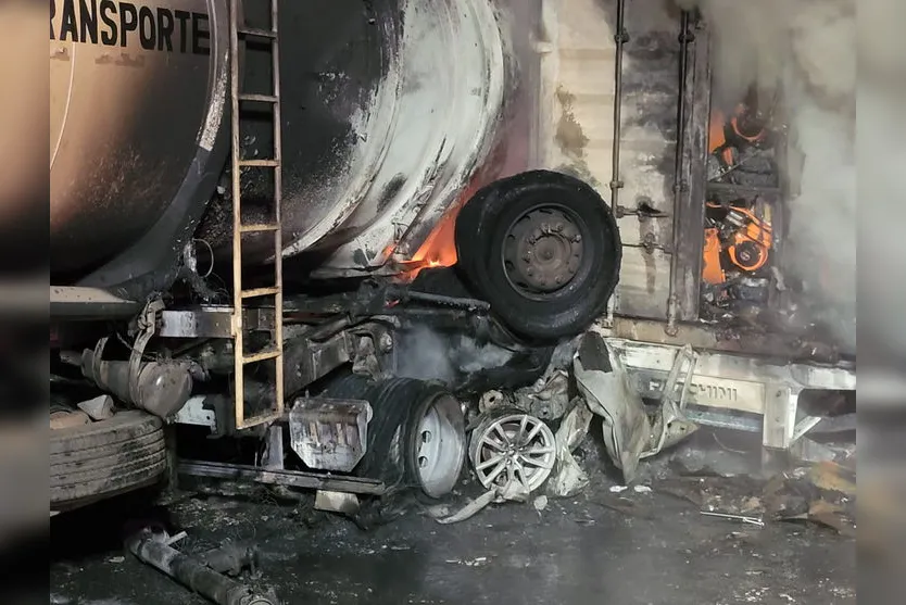 Duas pessoas morrem em acidente envolvendo 6 veículos no PR