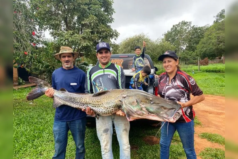 Família pesca peixe de mais de 40 kg no Rio Paraná