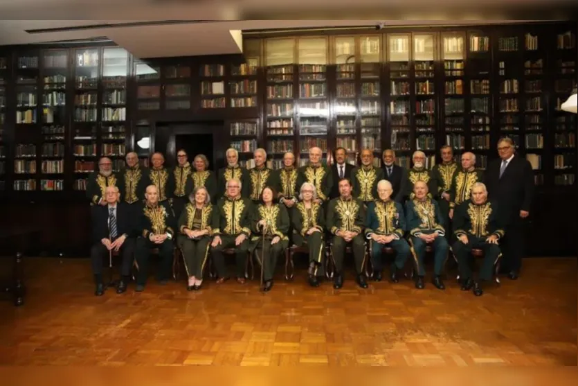 Fernanda Montenegro toma posse da cadeira 17 na Academia Brasileira de Letras