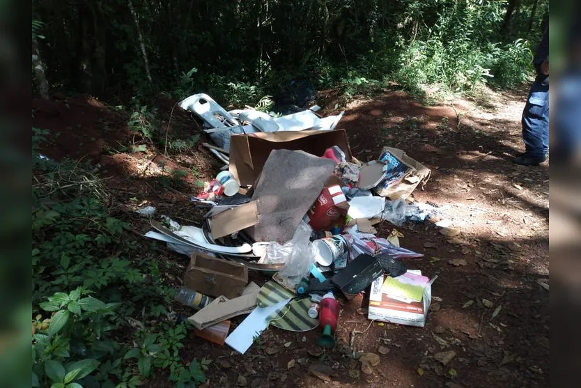 GCM identifica pessoa que jogou lixo no Parque da Raposa