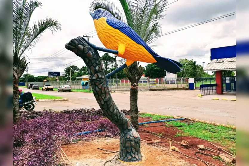 Gaturamo: Arapongas ganha mais uma escultura de pássaro