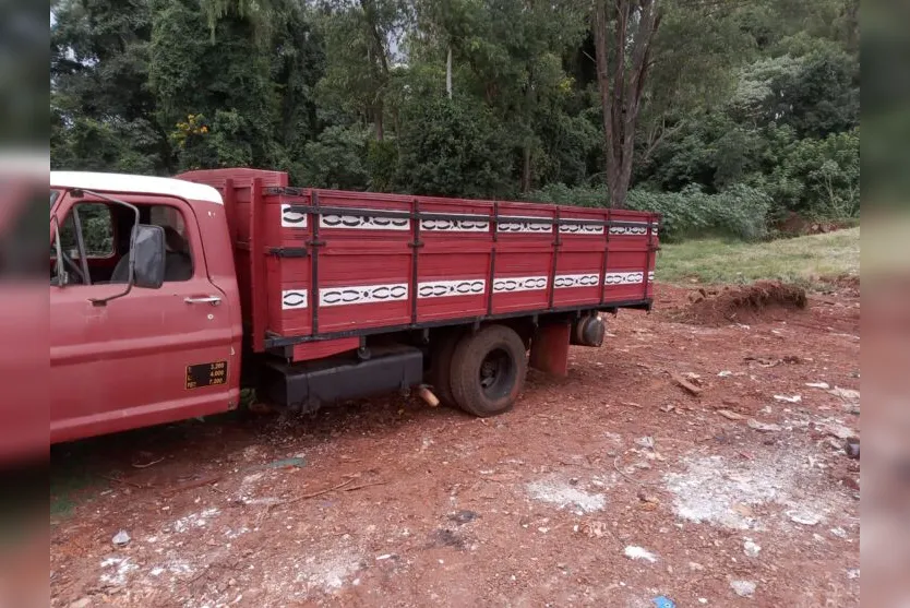 Homem é autuado por jogar entulho em terreno de Arapongas