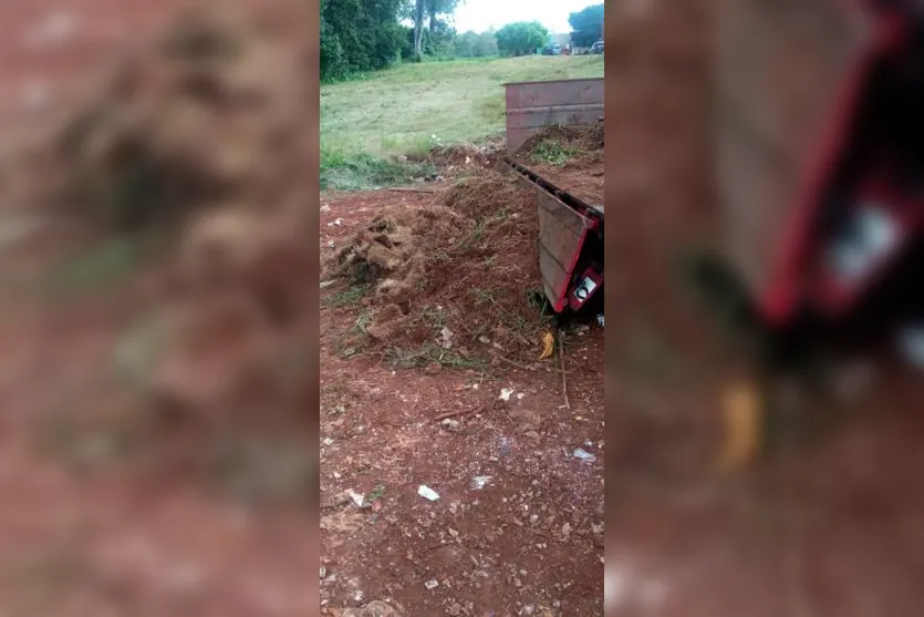 Homem é autuado por jogar entulho em terreno de Arapongas