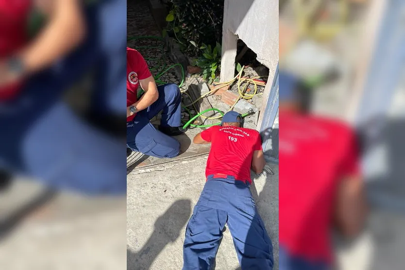 Homem é encontrado em bueiro após pedestres ouvirem gritos