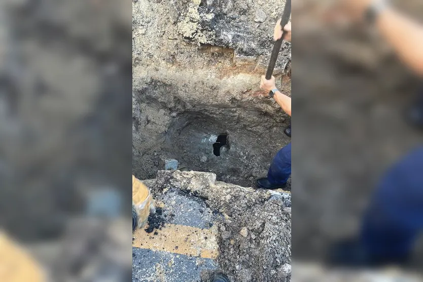 Homem é encontrado em bueiro após pedestres ouvirem gritos