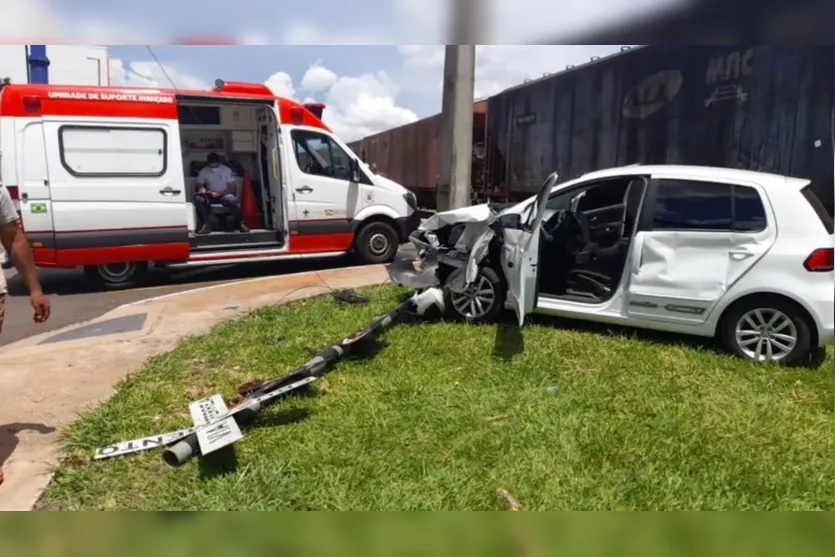 Mais um acidente: carro e trem colidem em Arapongas