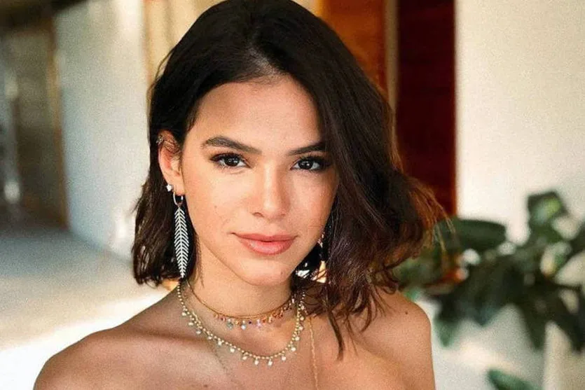 Marquezine atrai holofotes ao surgir com look transparente
