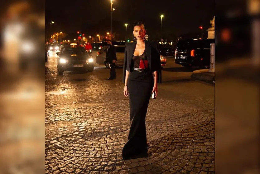 Marquezine atrai holofotes ao surgir com look transparente
