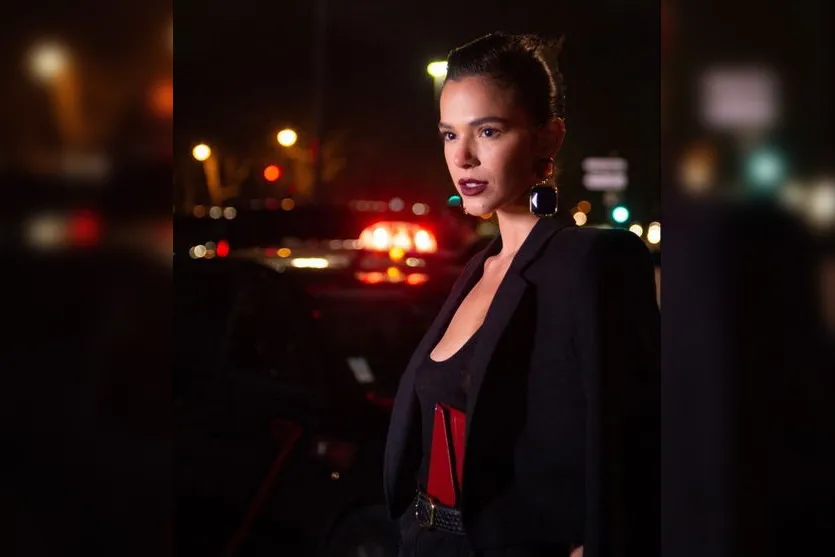 Marquezine atrai holofotes ao surgir com look transparente