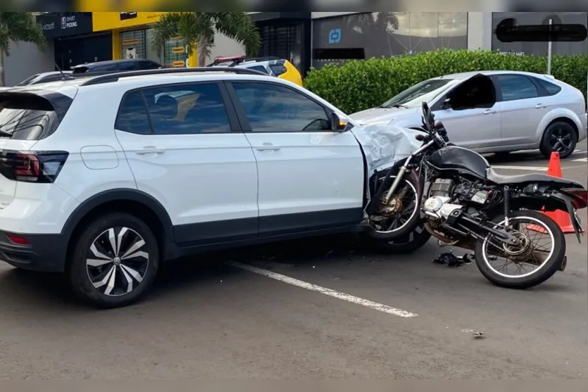 Motocicleta fica presa em carro após acidente em Apucarana