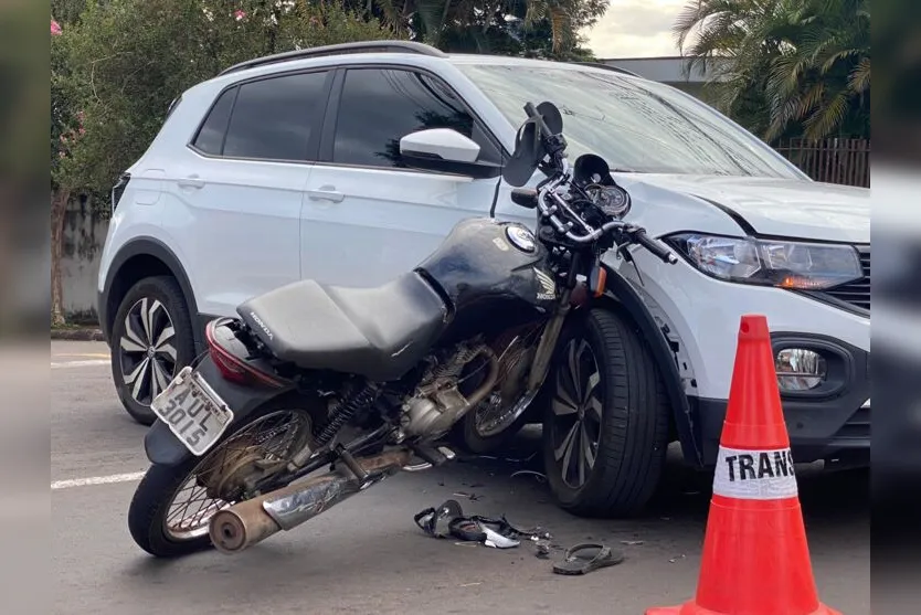 Motocicleta fica presa em carro após acidente em Apucarana