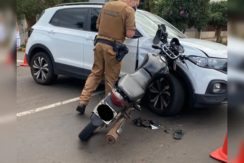 Motocicleta fica presa em carro após acidente em Apucarana