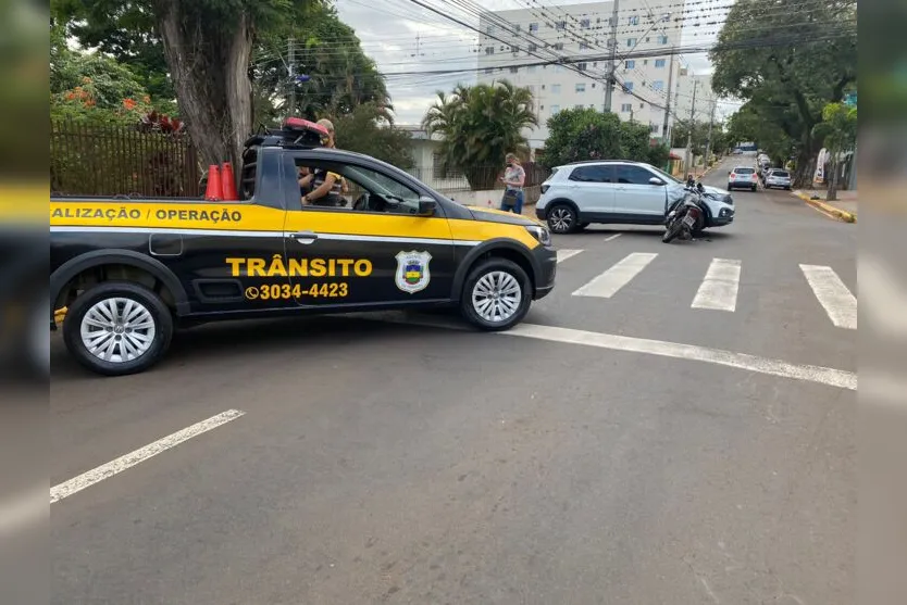 Motocicleta fica presa em carro após acidente em Apucarana
