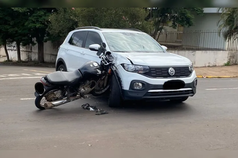 Motocicleta fica presa em carro após acidente em Apucarana